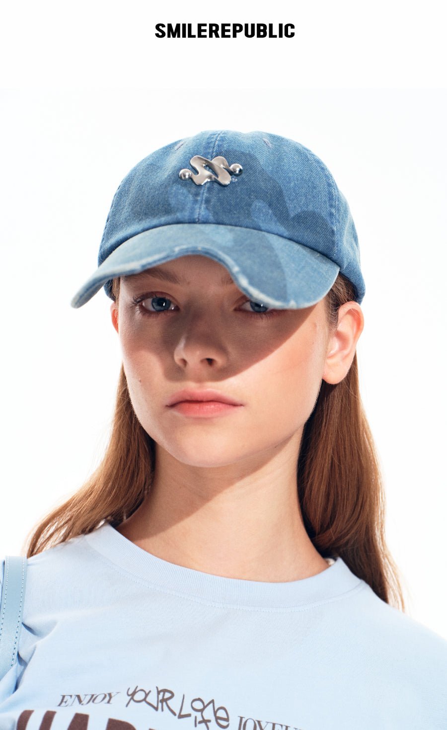Light Blue Denim Baseball Cap with Metal Smile Logo Detail Adjustable Strap Unisex Hat 详情图 1