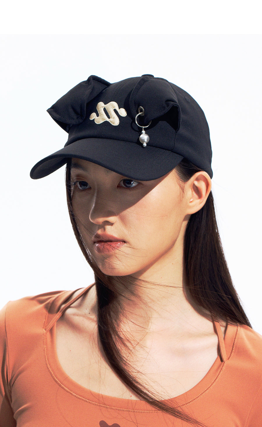 Black 3D Ear Detail Baseball Cap with Pearl Charm and Adjustable Strap 详情图 1