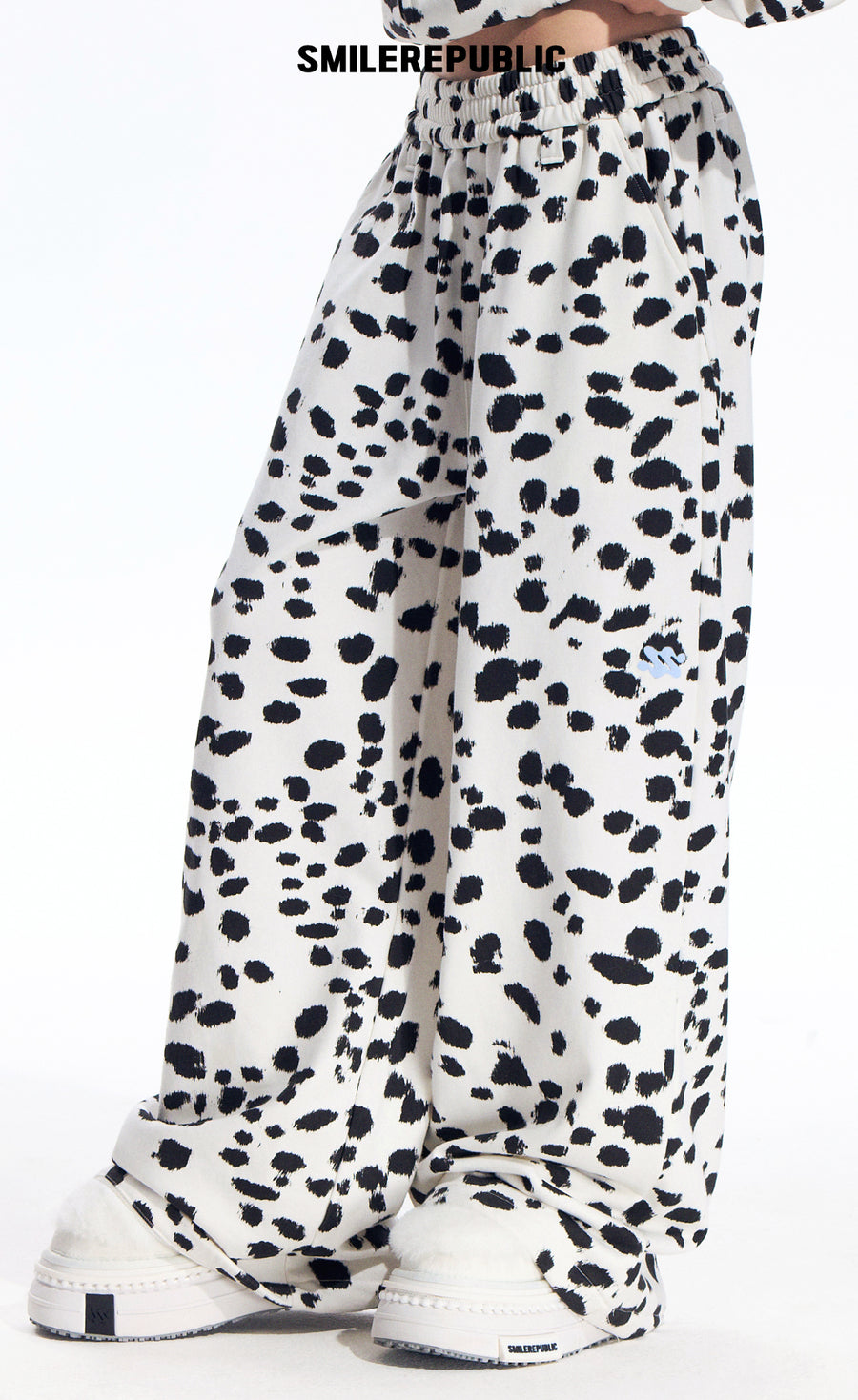 Black White Dalmatian Print Wide Leg Sweatpants Cotton Blend Casual Pants, Unisex 详情图 1