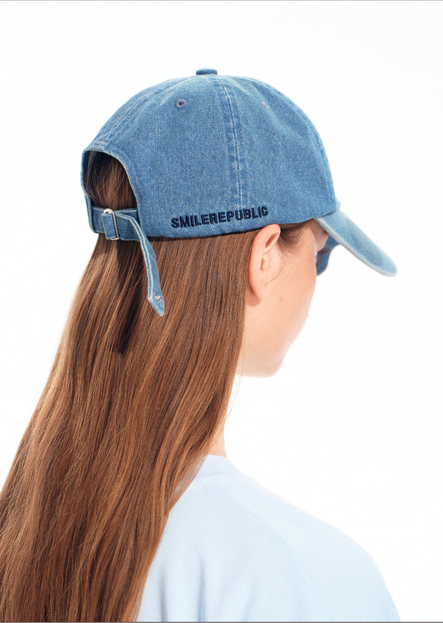 Light Blue Denim Baseball Cap with Metal Smile Logo Detail Adjustable Strap Unisex Hat 详情图 6