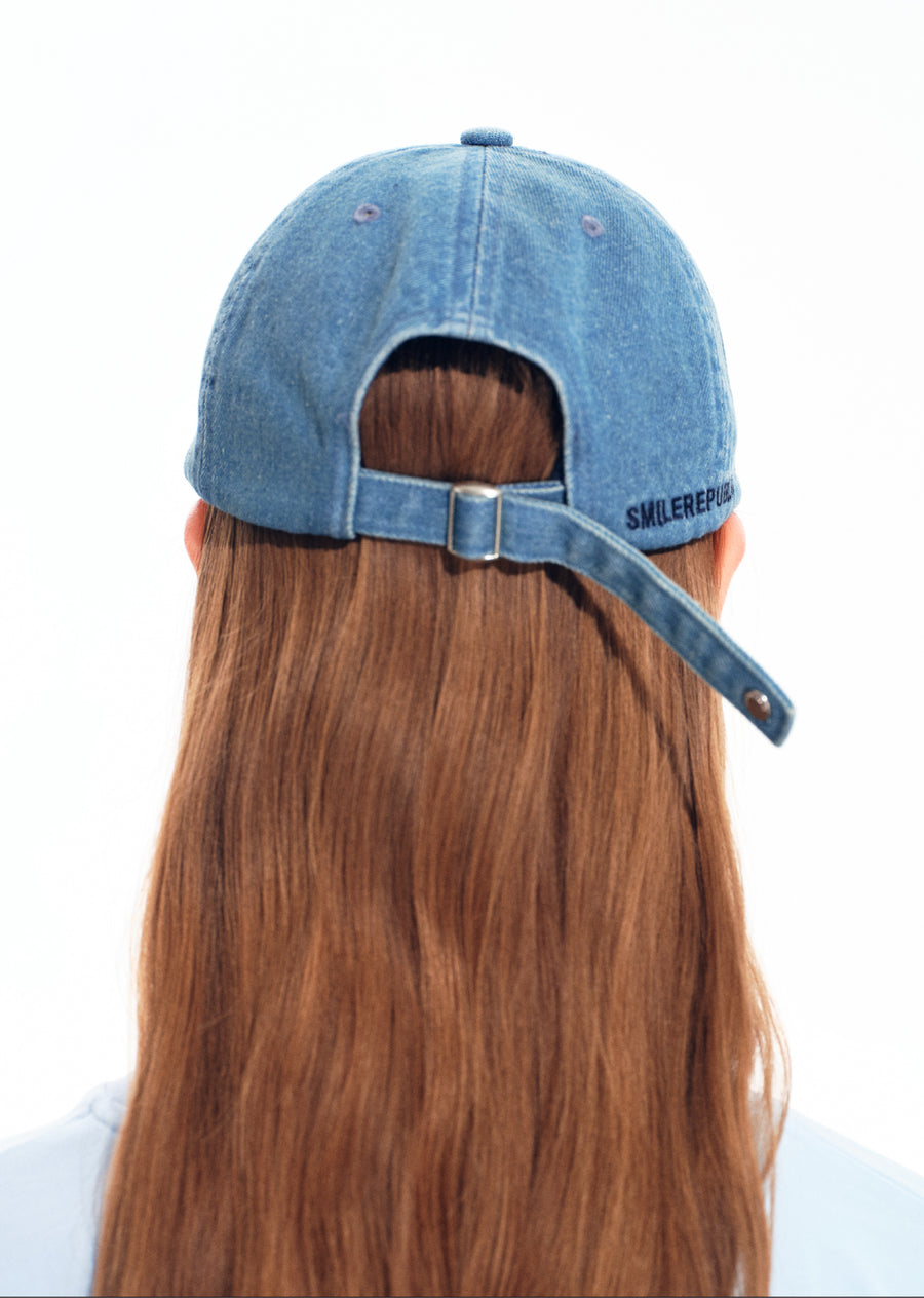 Light Blue Denim Baseball Cap with Metal Smile Logo Detail Adjustable Strap Unisex Hat 详情图 7