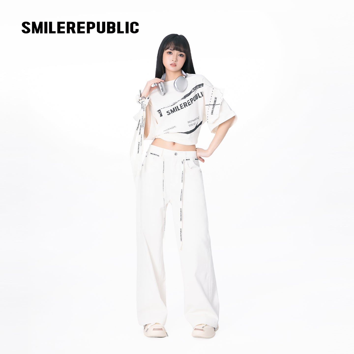 White Washed Cotton Stretch Denim Wide-Leg Jeans with Logo Tape Belt Detail for Women