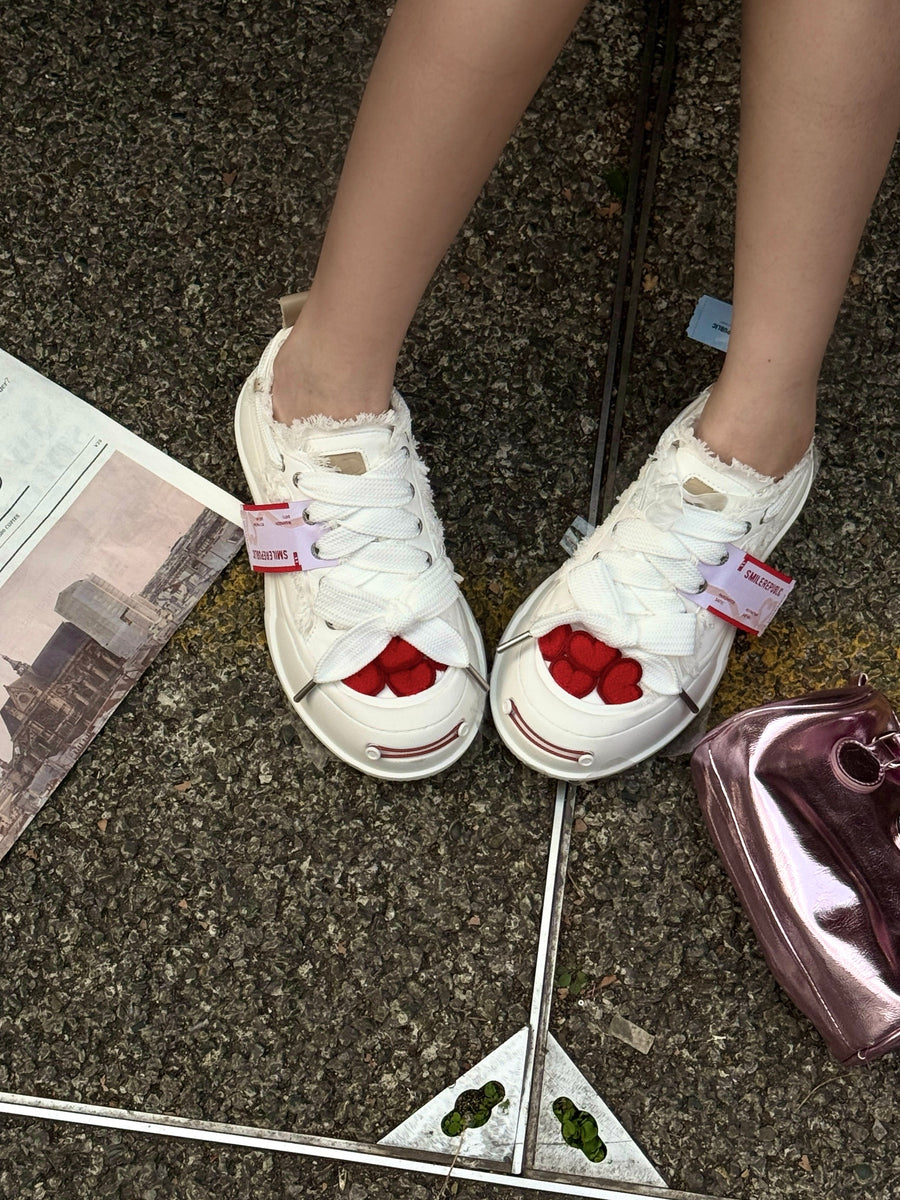 Cream Heart Patch Frayed Low Top Platform Sneakers for Women, Lace Up Smile Toe Casual Shoes 详情图 2